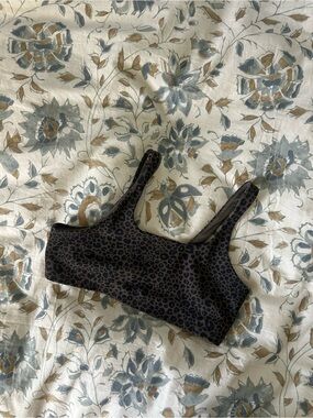 Alo yoga Leopard Print Scoop Neck Sports Bra - Black/Brown